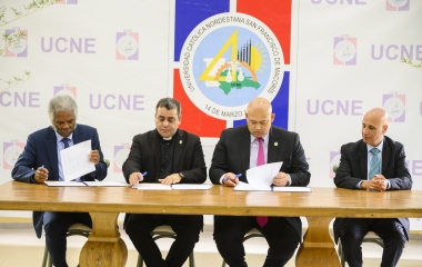 UCNE firma convenio de colaboración con universidades de New York y Jordania